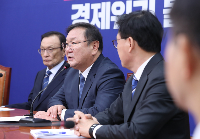 발언하는 민주당 김태년 신임 원내대표, 사진=연합뉴스