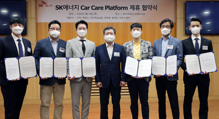 SK에너지가 차량관리 서비스 플랫폼을 개발하기로하고 14일 서울 종로구 SK서린빌딩에서 자동차 관리에 필요한 세차, 발렛파킹 등 전문 서비스 업체 6곳과 제휴를 맺었다. 좌측부터 마지막삼십분 이정선 대표, 루페스 강신규 대표, 갓차 이원준 대표, SK에너지 표수형 Platform사업개발 TF장, 오토스테이 장경수 대표, 셀세모 이형준 대표, 세차왕 박정률 대표
