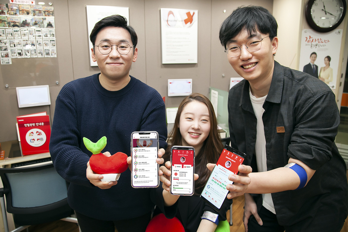 사진은 SK텔레콤 매니저들이 SK텔레콤과 대한적십자사와 함께 만든 헌혈앱 ‘레드커넥트’를 소개하고 있는 모습./제공=Sk텔레콤