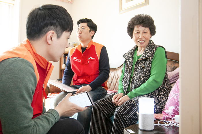 사진은 성동구 70대 어르신이 SK텔레콤의 '인공지능 돌봄'을 이용하고 있는 모습. /제공=SK텔레콤