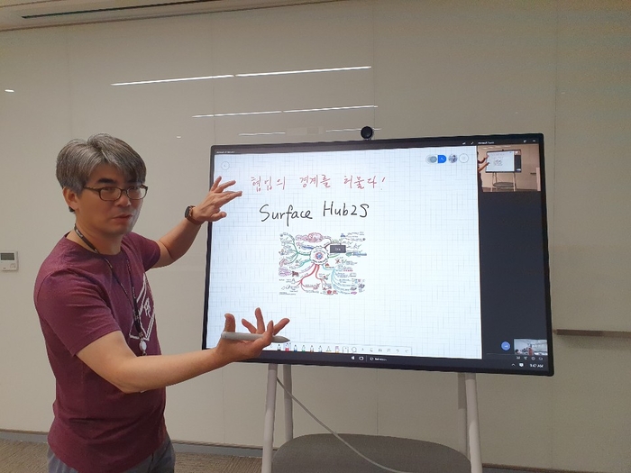 마이크로소프트 Surface BG Lead 조용대 상무가 서피스허브2S를 소개하고 있다. /제공=마이크로소프트