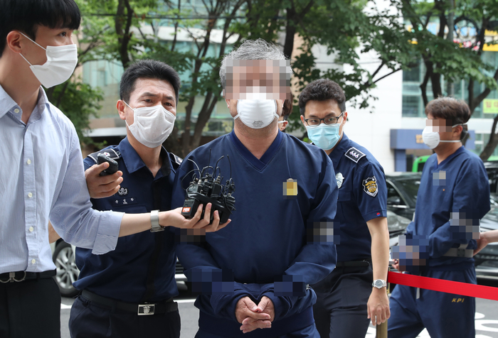 '라임의 전주' 김봉현 전 스타모빌리티 회장과 정치권을 연결해줬다는 의혹을 받는 스타모빌리티 이 모 대표가 영장실질심사를 받기 위해 19일 서울남부지법으로 들어오고 있다. /제공=연합뉴스