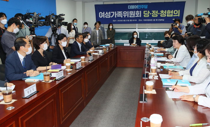 더불어민주당 여성가족위원회 당정청협의회, 사진=연합뉴스