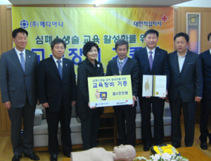 메디아나, 적십자사에 AED와 교육장비 무상 기증