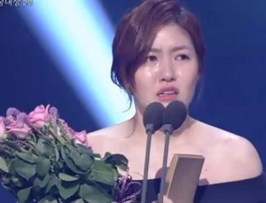 ‘백상예술대상’ 심은경, 눈물의 수상소감 “어린 제가 받아서 죄송”
