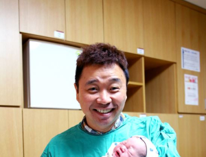 강원래-김송, 7전8기 끝에 득남… 강원래 “정말 잘 키우겠다”