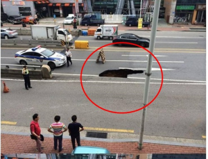 “헬게이트 열렸다”… 석촌동 싱크홀, 도로 한복판에 ‘큰 구멍’