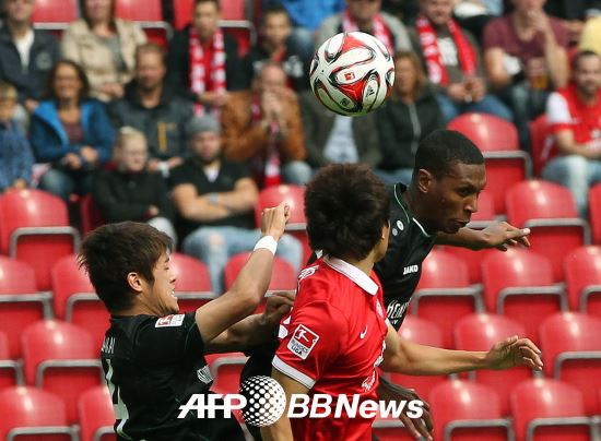 하노버와의 분데스리가 2라운드에서 뜬공을 다투는 구자철(가운데) / ⓒAFP BBNews = News1