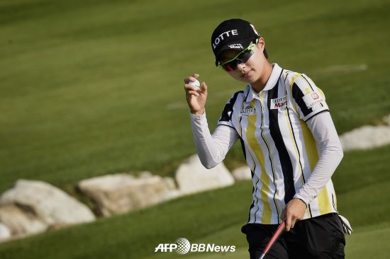 11일(현지시간) 열린 에비앙 챔피언십 첫날 메이저대회 한 라운드 최저타 신기록인 10언더파 61타를 친 김효주가 갤러리들에게 가벼운 인사를 건네고 있다. AFPBBNews=News1