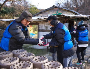 한국애브비 전직원, 독거노인 찾아 ‘사랑의 연탄배달’ 실시