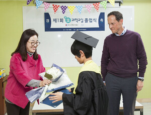한국로슈 ‘생생과학교실’ 졸업식…과학교육으로 나눔 실천