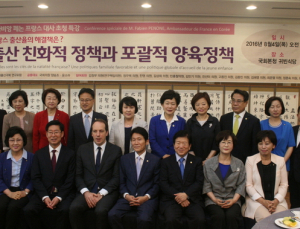 여성이 가정과 직장 생활 영위할 수 있는 선택의 자유가 출산율 향상