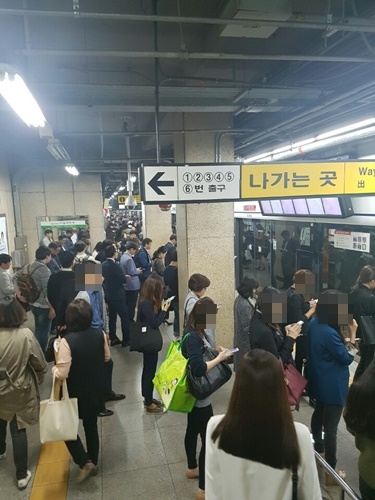 11일 오후 서울의 한 지하철 역에서 시민들이 퇴근길 지하철을 기다리고 있다.<사진=이소연 기자>
