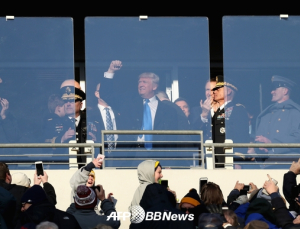 트럼프 “내가 대통령이다” 미식 축구장 방문