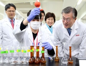 대선행보 문재인, 제약사 방문…제약업계 청신호?