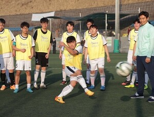 [제약소식] 사노피 파스퇴르, 메낙트라 홍보대사 이동국 선수와 ‘단체생활 응원’ 축구교실 外