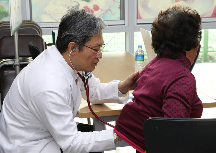 고신대복음병원 임학 병원장이 경남 거제시 동부면 참조은마을에서 사랑나눔의료봉사를 하고 있다.(사진=고신대복음병원 제공)