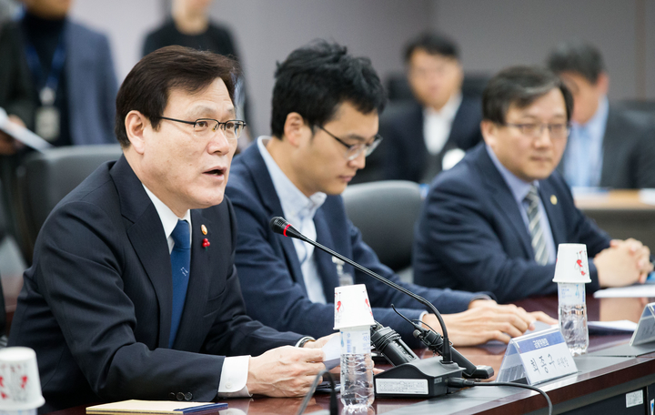 최종구 금융위원장이 7일 정부서울청사 금융위 대회의실에서 핀테크 활성화 정책 추진을 위한 ‘테크 자문단(TAG)’을 구성하고 1차 회의를 주재하고 있다.