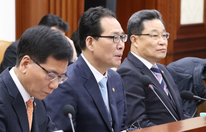 고형권 기획재정부 1차관(가운데)이 5일 최수규 중소벤처기업부 차관(오른쪽), 이성기 고용부 차관(왼쪽)이 참석한 가운데 최저임금 태스크포스(TF) 회의에서 발언하고 있다. 사진=연합뉴스