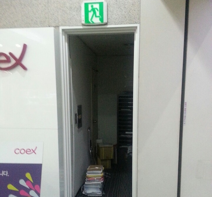 코엑스는 비상통로에 짐을 쌓아두고 한달 넘게 방치하고 있다.