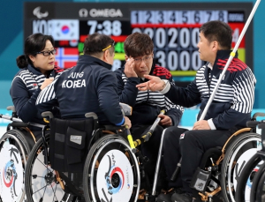 휠체어 컬링, 노르웨이에 연장 접전 끝 5-7 패배… 3·4위전行