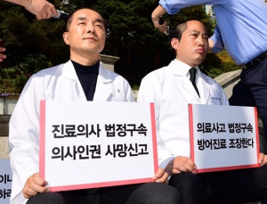 “의사가 전지전능한 존재 아냐”…최대집 의사협회장 삭발 저항