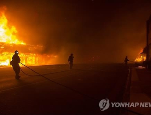 캘리포니아 대형 산불… 5명 사망·15만7000명 대피(영상)