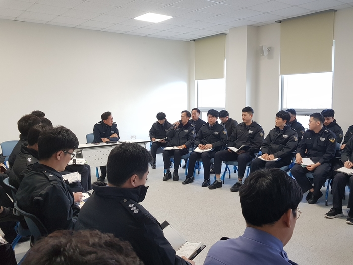 채광철 목포해경 서장은 11일 현장에서 근무하는 직원을 대상으로 애로사항 등 고충을 듣고있다.