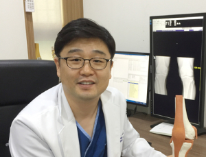 [진료실에서] 퇴행성 관절염도 50세 전 조기진단 단계별 치료해야