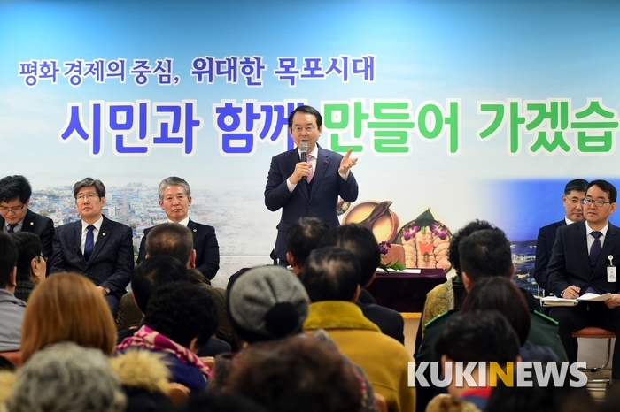 김종식 목포시장이 연일 이어지는 시민과의 대화에서 ‘약장사’를 자처하고 나서 그 배경에 관심이 쏠리고 있다. 이는 평소 김 시장의 지론인 “목포를 팔아먹겠다”는 강한 의지를 우회적으로 역설한 것으로 해석된다.