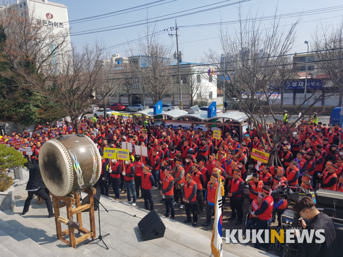 한국전기공사협회와 한국정보통신공사협회, 한국소방시설협회 소속 회원들과 임직원 500여명은 7일 오후 2시 전남 목포시청 앞에서 집회를 갖고 목포종합경기장 건립공사의 일괄발주 추진을 규탄하면서 분리발주를 강력히 촉구했다.