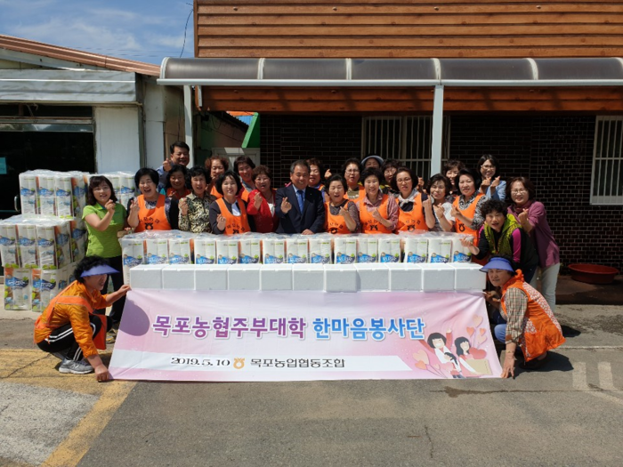 목포농협 한마음봉사단은 지난 10일 목포지역 복지사각 지대에 있는 소외계층을 찾아 봉사활동을 전개했다.<사진제공=목포농협>