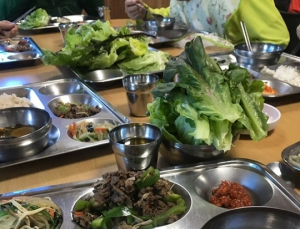 [르포] ‘엄마’ 찾는 치매 노인 손 잡는 친구…“센터 있어 걱정 없다”