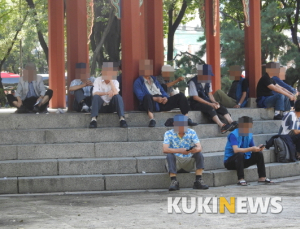 “냄새난다고 손녀가 싫어해”…명절에 탑골공원 찾는 노인들