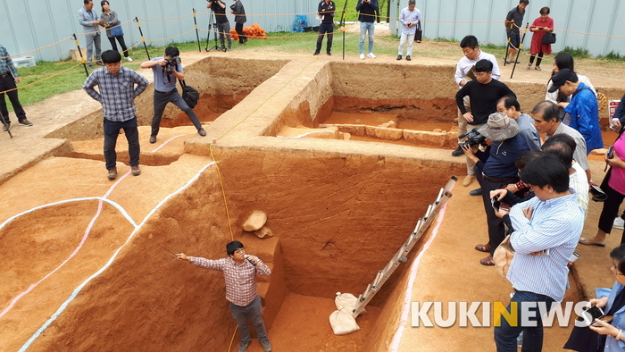 한 연구원이 소왕릉 축조의 치밀함을 설명하고 있다.