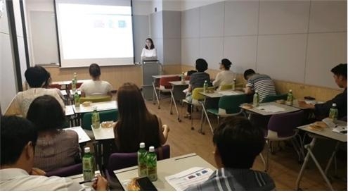 사진=그린스토어 교육 강사와 스터디에 참석한 약사들이 모여 다양한 의견을 공유하며 이야기를 나누고 있다. 그린스토어 제공