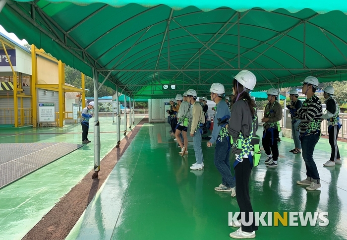 전남 담양에 위치한 안전보건공단 건설안전체험교육장에서 전남대학교 학생들이 직접 체험에 참여했다.