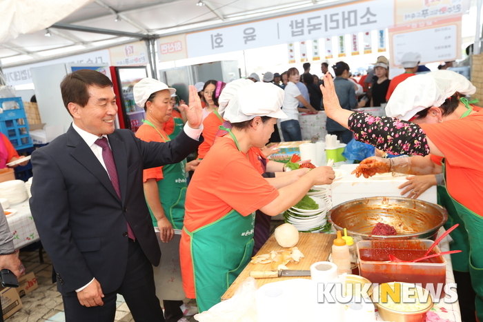 박성일 군수가 지역 주민들과 반갑게 인사를 나누고 있다.