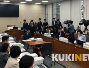 [국감] 국감 첫날부터 지역민원 해결 떼쓰는 국회의원들