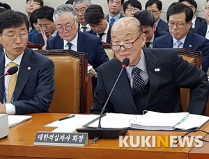 “교육은 다음에 시간 내서”…국감서 답변 보다 교육하는 적십자 회장