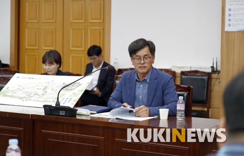 신성룡 익산시 농업기술센터장이 천만송이 국화축제에 대해 설명하고 있다.