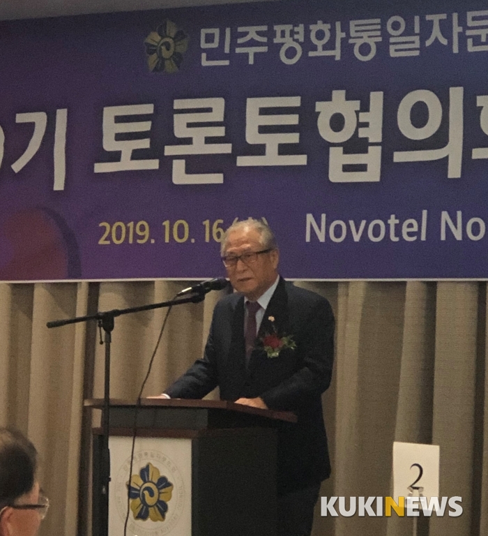 정세현 평통 수석부의장에 토론토협의회서 통일 특강을 하고 있다.