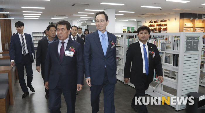 송하진 지사(오른쪽)와 박성일 군수(왼쪽) 등이 도서관을 둘러 보고 있다.