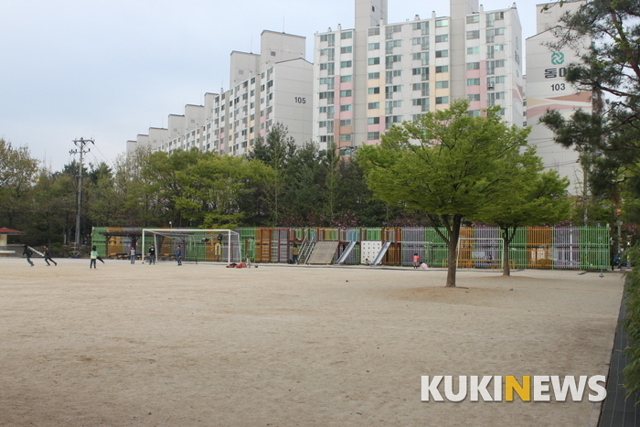 체육관이 들어서게 될 운동장 동편.