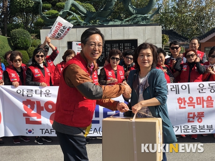 부산중구청 관계자가 황호진 본부장에게 부산 방문 기념품을 전달하고 있다.