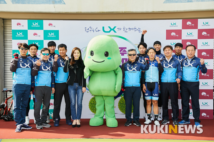 자전거대행진 후 LX마스코트 랜디와 기념촬영을 하고 있는 LX임직원과 LX사이클팀(최창학사장(인형 오른쪽 첫번째), LX홍보대사 박연경 아나운서(인형 왼쪽 첫번째), 조만승 부사장(오른쪽 끝).