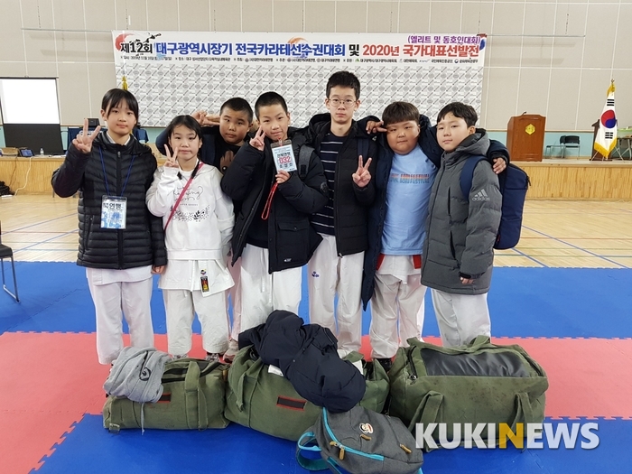 카라테 시합에서 우수한 성적을 거둔 주역들.