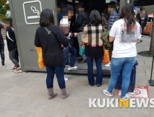 외국인에게 금연구역은 무용지물…흡연부스 밖에서 버젓이 흡연