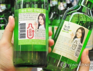 담뱃갑은 폐암환자 사진… 왜 소주병은 연예인 사진?