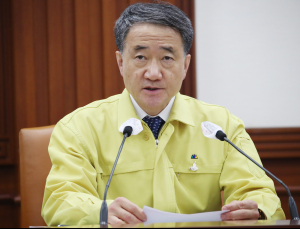 박능후 “전자출입명부 13만개 시설 설치… 접촉자 추적에 8건 활용”